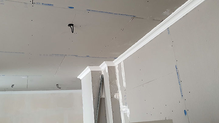 mur et plafond en BA13 avec corniches de finition